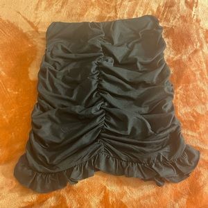 Black scrunched skirt, never used, ticket still attached. Size Medium